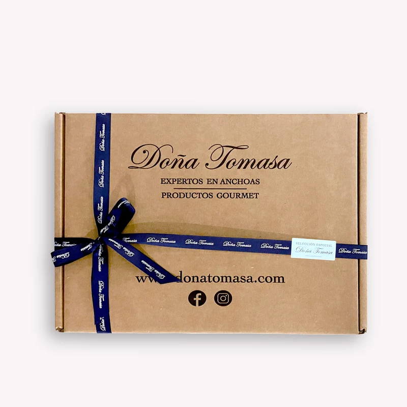 Caja Especial con lazo, papel de seda y viruta decorativa.