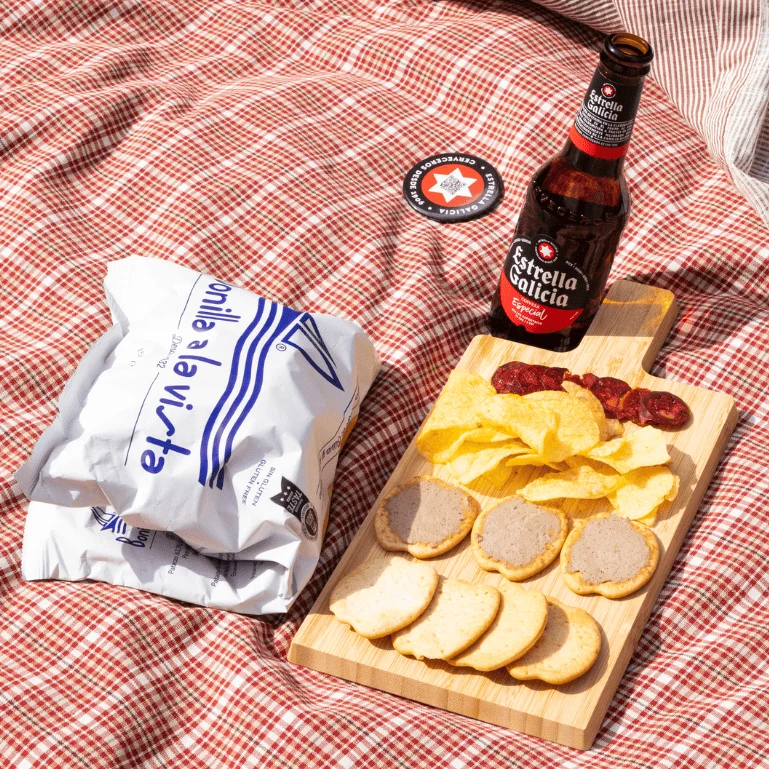 Pack Estrella Galicia Especial, 24 botellas de 25 cl + patatas Bonilla A La Vista, 4 bolsas de 150 g