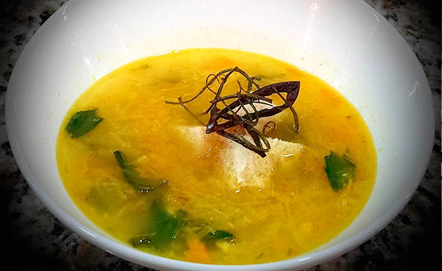 Sopa de Jícama, Espinaca, Flor de Calabaza y Jengibre