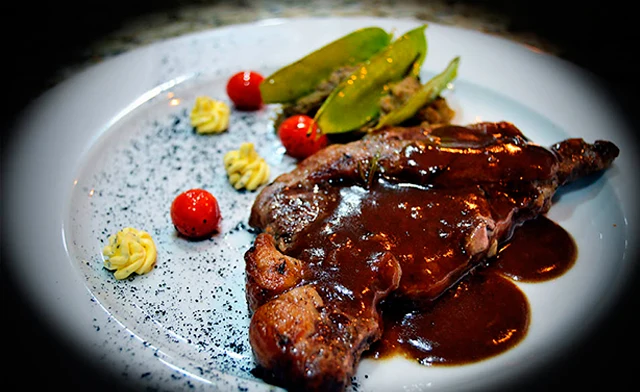 Rib Eye con Mantequilla de Ajo y Finas Hierbas