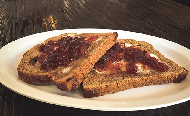 Pan Tostado con Mermelada y Mantequilla