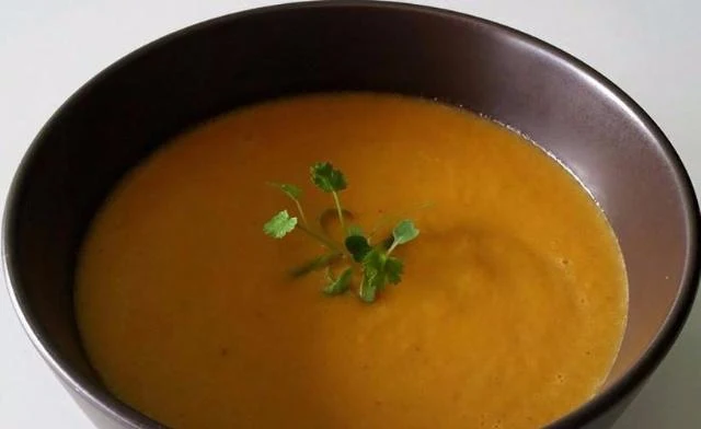 Sopa Vegana del Día con Verdura de la Temporada