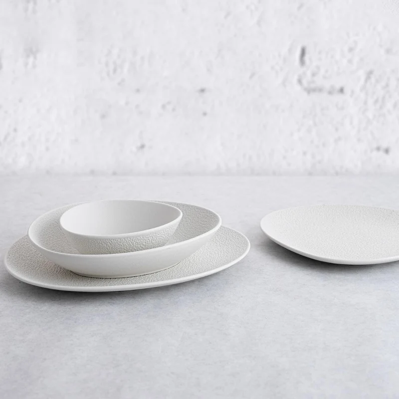 Plato llano ovalado irregular porcelana Fosil 23 x 20 cm. Varios colores - 9 Uds.