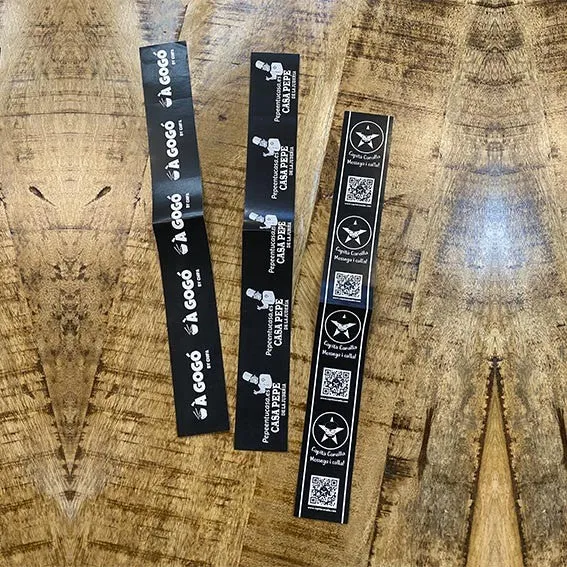 Precinto adhesivo personalizado en tinta negra. 32 x 4 cm. Varias cantidades.