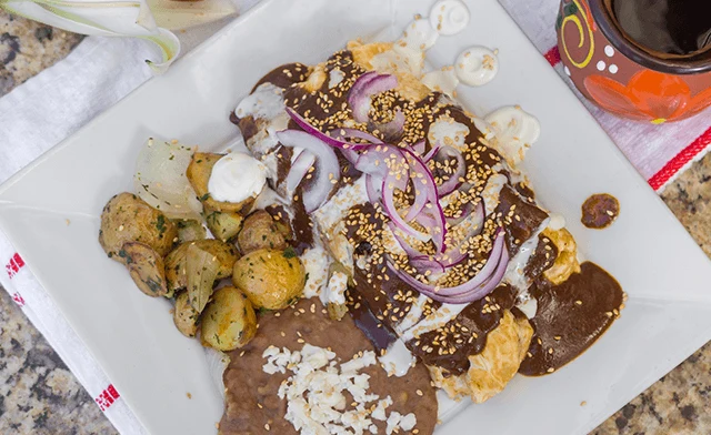 Omelette De Pechuga de Pollo con Mole